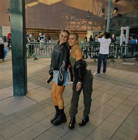 Haley & Hanna Cavinder (@cavindertwins) • Instagram photos。